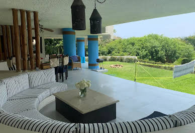 Villa with pool and garden 11