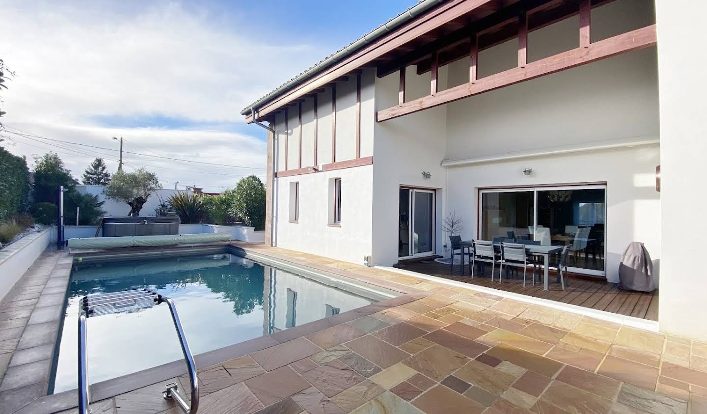 House with pool and terrace Villefranque