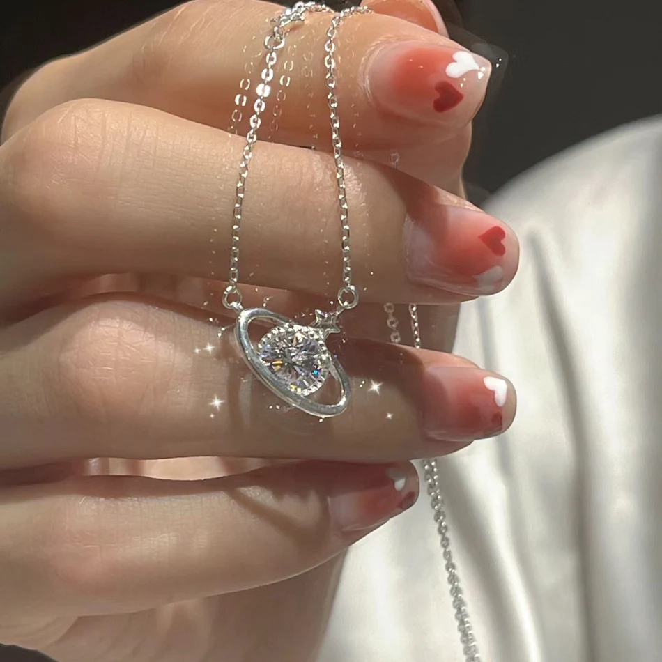 Planet Universum Ketting Vrouwelijk Niche Design. Ontdek de schoonheid van het heelal. Een uniek sieraad voor een stijlvolle en kosmische look.