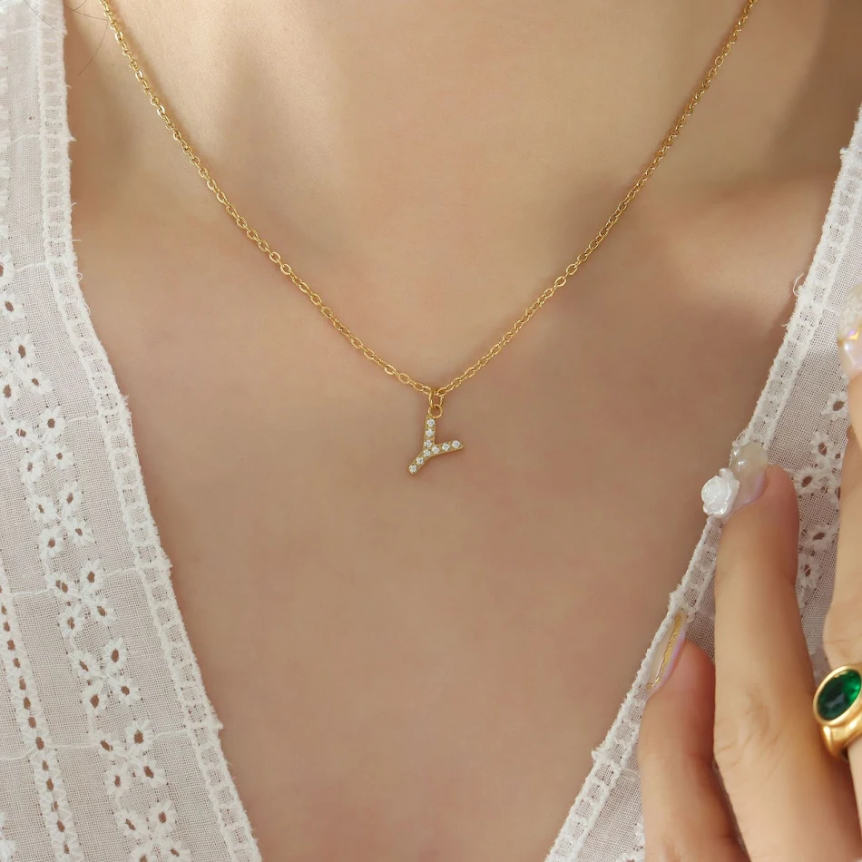 Kişiye özel harf kolye, zirkon taşlı, titanyum çelik. Trend moda, sevimli stil, zarif aksesuar. Kokulu ve hediye için ideal bir seçenek.