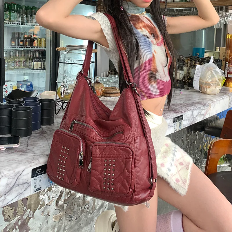 Sac à dos en cuir souple avec rivets pour le commuting. Confortable et élégant, parfait pour transporter vos essentiels quotidiens.