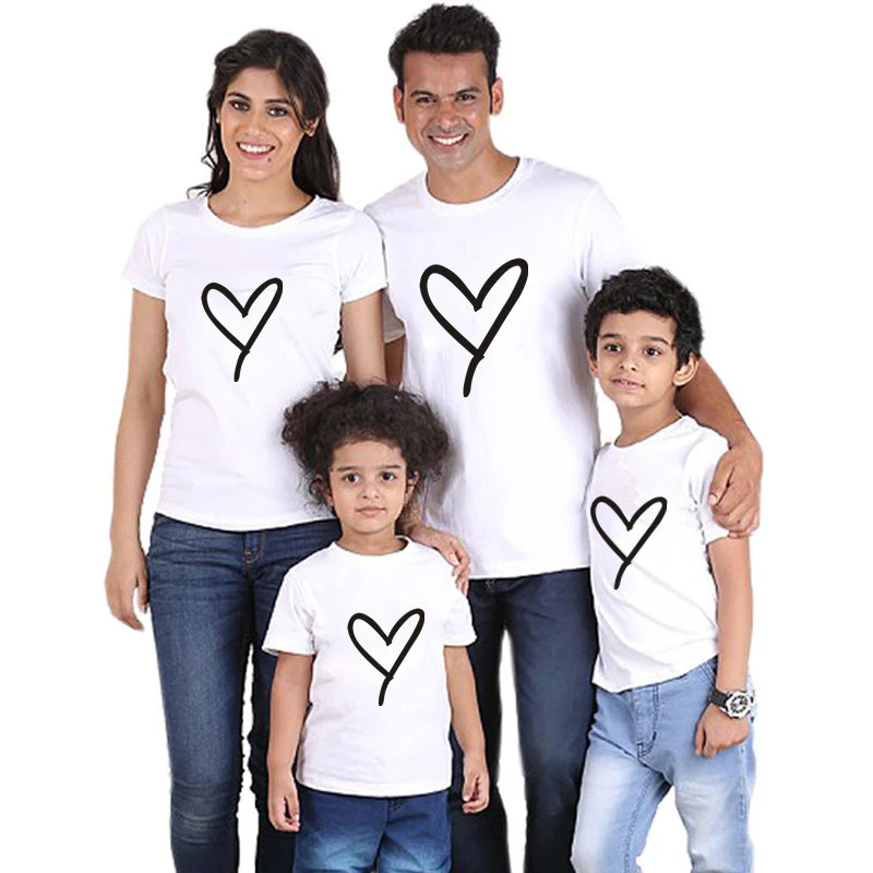 Ensemble familial d'été style Western. Vêtements assortis, confortables et élégants pour parents et enfants. Idéal pour les vacances et les journées ensoleillées.