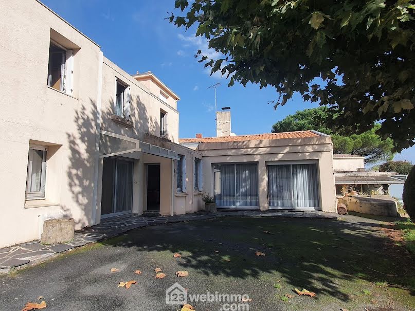 Vente maison 9 pièces 200 m² à Saint-Florent-des-Bois (85310), 207 400 €