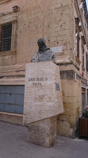 Statue du pape Pie V à La Vall