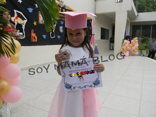 Graduación: El adiós al Kinder 3 de Maia. Diploma y recuerdito