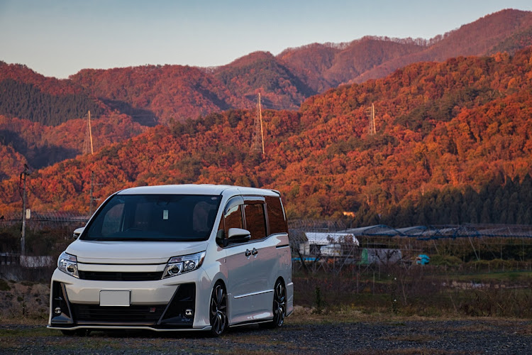 ノアの紅葉コラボ・山々がいい感じ・冬支度はお早めに・discover＿ct・CLUB"Dual"に関するカスタム事例の投稿画像1枚目