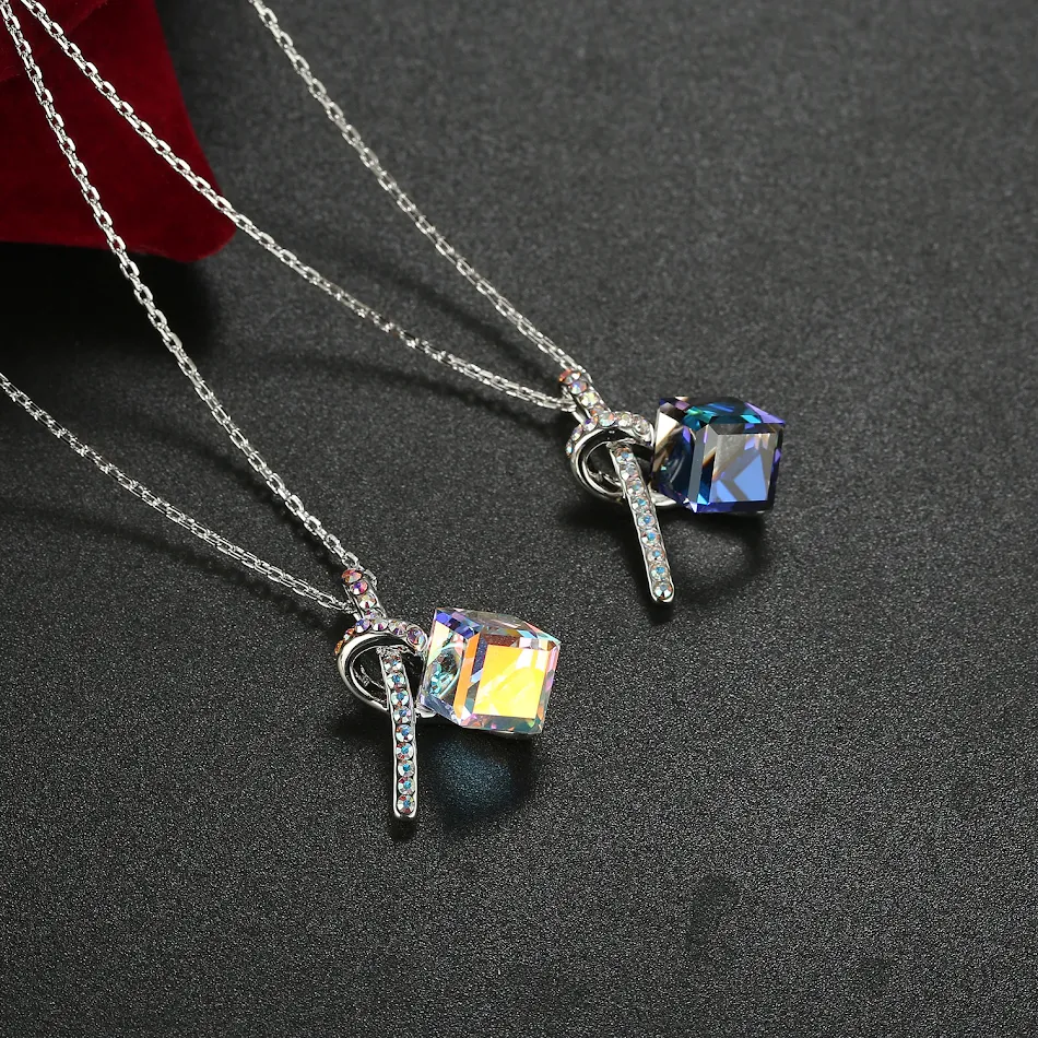 Crystal Aurora Borealis Kubus Hanger Ketting, Zoet en Cool, Schitterende Glans voor een Opvallende en Stijlvolle Uitstraling.
