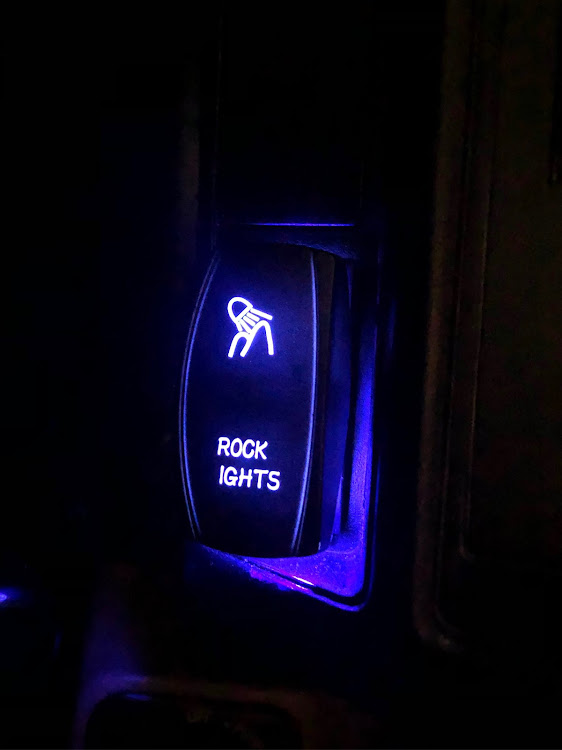 ランドクルーザー70のLEDワークライト・変態ライト・素人DIYに関するカスタム事例の投稿画像3枚目