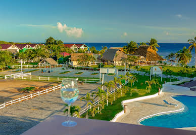 Villa avec piscine et terrasse 2