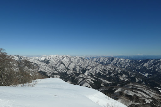 左から能郷白山・貝月山・白山・小津三山・北アルプス・乗鞍岳・木曽御嶽山など