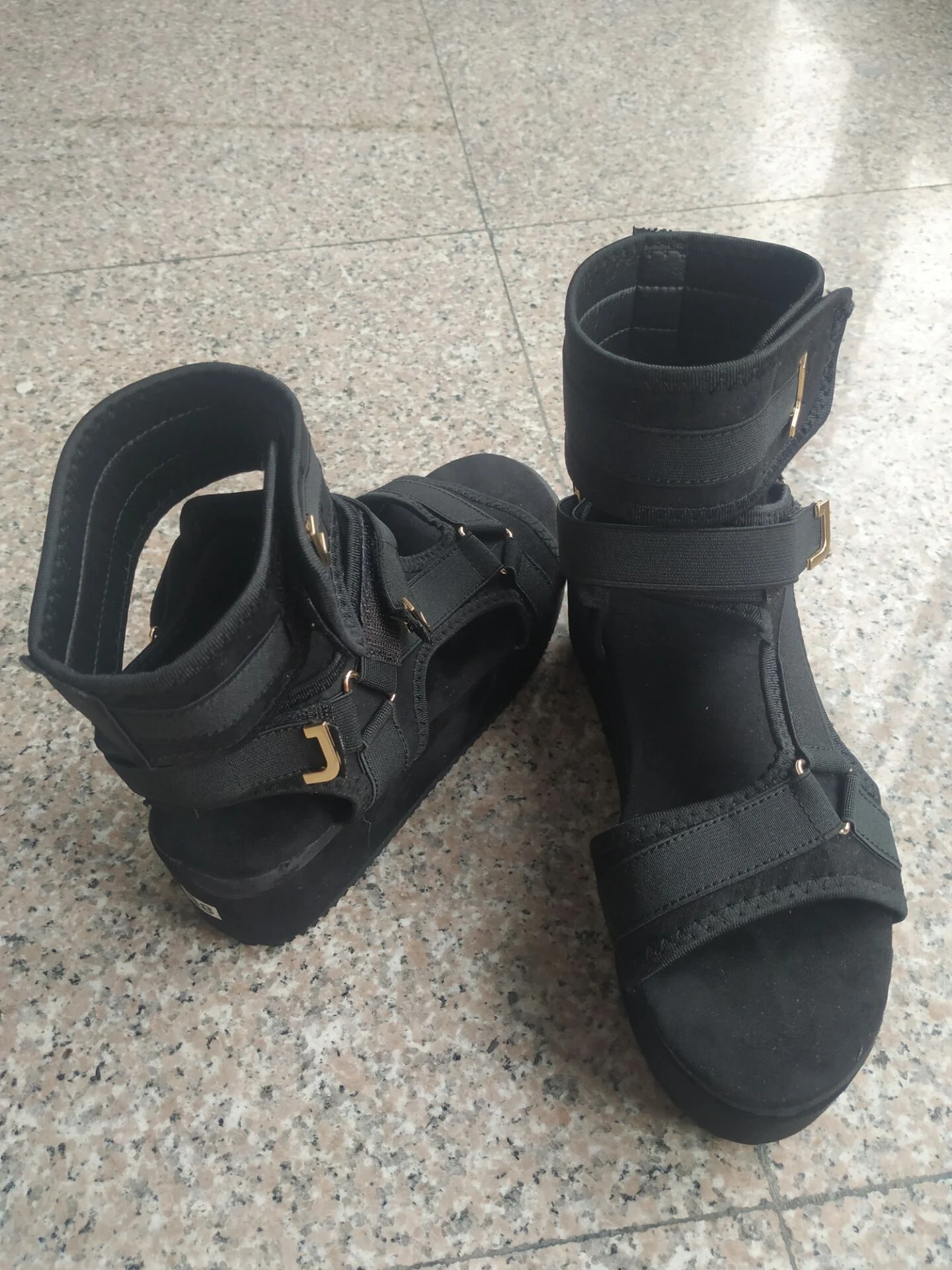 Title 3, Sandálias velcro em forma de cobra, com elevaçã...