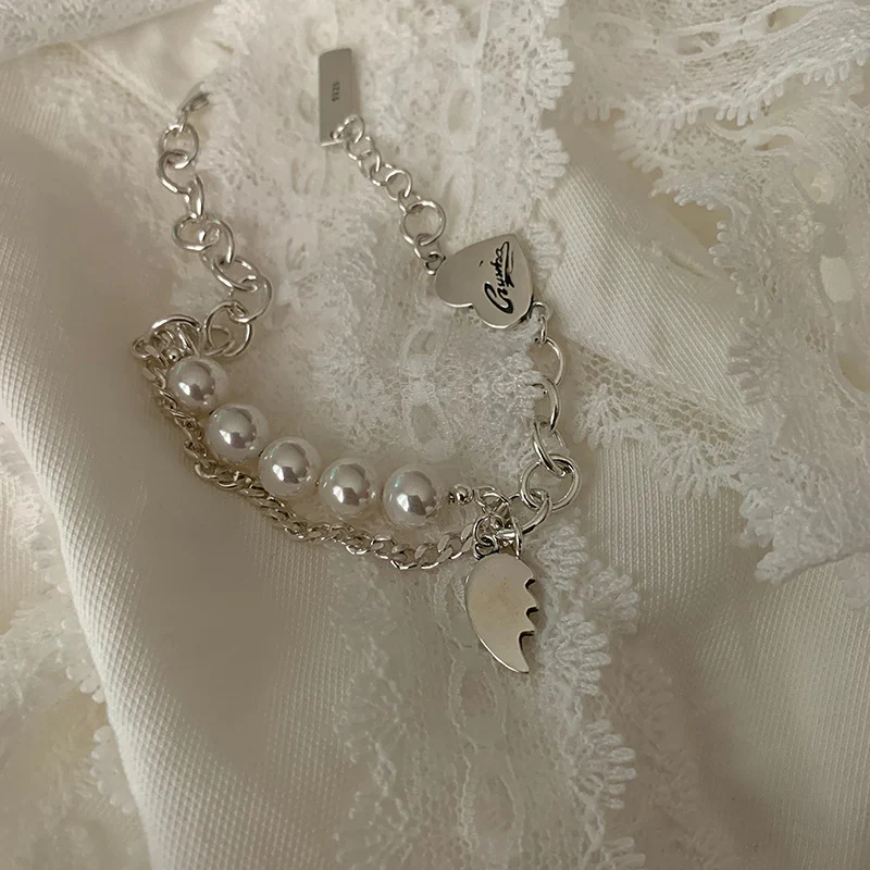 Bracelet Rétro Lettre d'Amour Perles Double Rang Un bijou élégant et romantique. Exprimez votre amour avec ce bracelet perlé intemporel et raffiné.