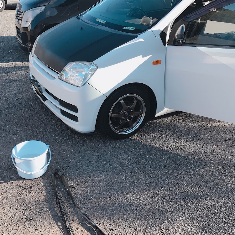 ミラの洗車・ワイパー塗装・色褪せないでね😭に関するカスタム事例の投稿画像2枚目
