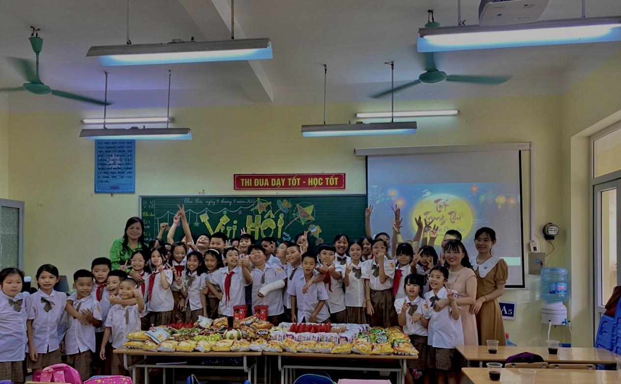 A group of children posing for a photo

Description automatically generated with medium confidence