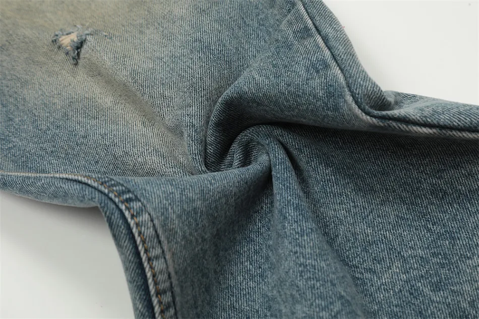 Erkek moda yırtık kot pantolon bol kesim. Rahat ve şık bir görünüm için ideal, modern tarzı yansıtan, güncel trendlere uygun, konforlu ve özgün tasarım.