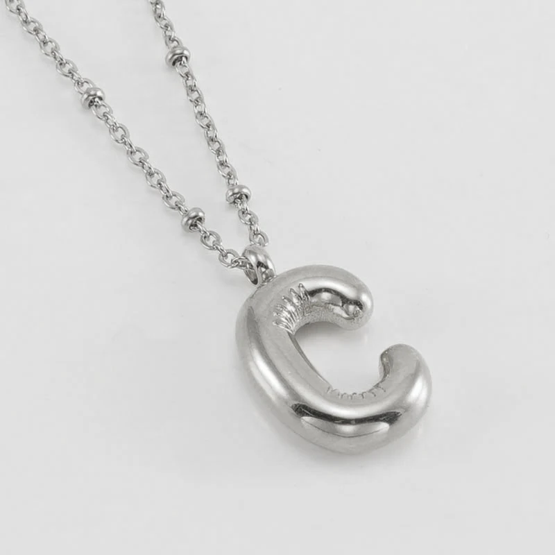 Damesmode Bubble Letter Hanger Ketting. Een uniek modeaccessoire om je stijl te laten zien. Personaliseer je outfit.