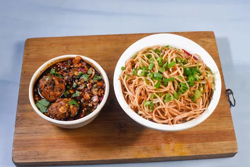 Veg Hakka Noodles With Chilli Chicken [4 PIeces]