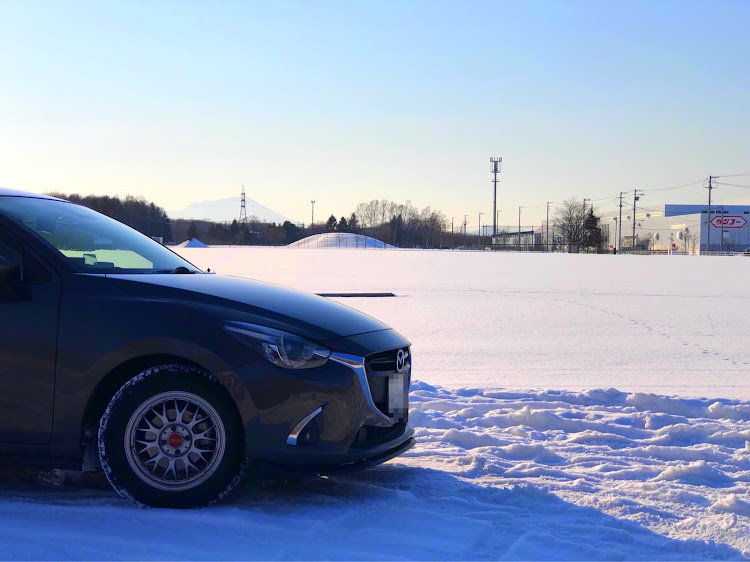 デミオの#mazda demio・チタニウムフラッシュマイカ・右斜め前写真展・discover_ctに関するカスタム事例の投稿画像1枚目