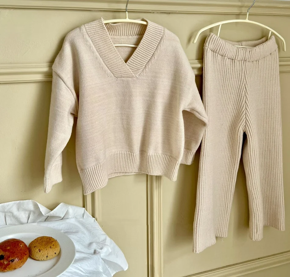 Kinder V-hals trui broekpak, biedt comfort en stijl voor kinderen, met een flared broek voor een trendy uitstraling, geschikt voor alle gelegenheden.