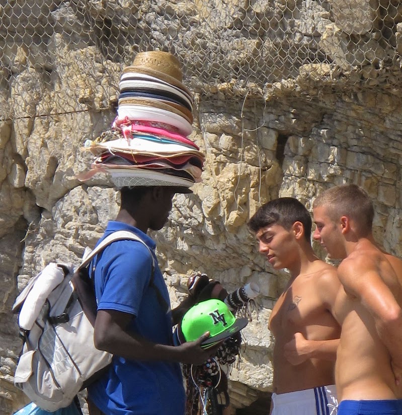 Acquisti sulla spiaggia. di sangiopanza