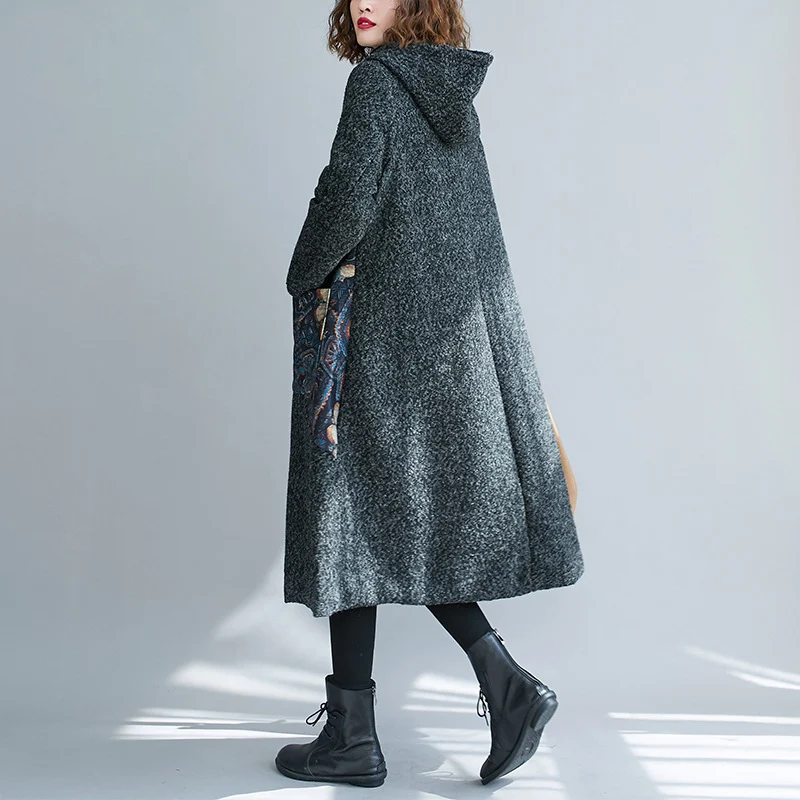 Manteau épais à capuche en laine imprimée et patchwork, parfait pour l'hiver. Chaleur, confort et style pour un look unique et tendance.