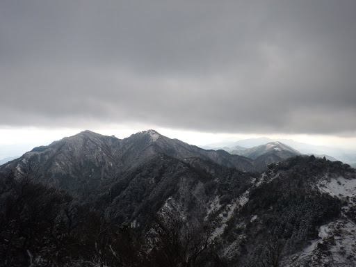 山頂付近から仙ヶ岳を望む