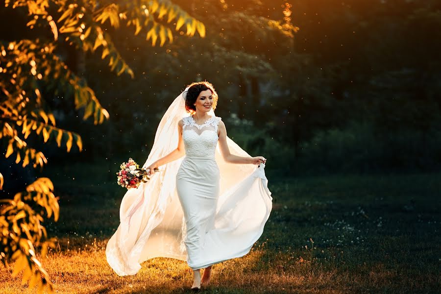 Fotógrafo de casamento Elena Metelica (elenandroma). Foto de 25 de julho 2017