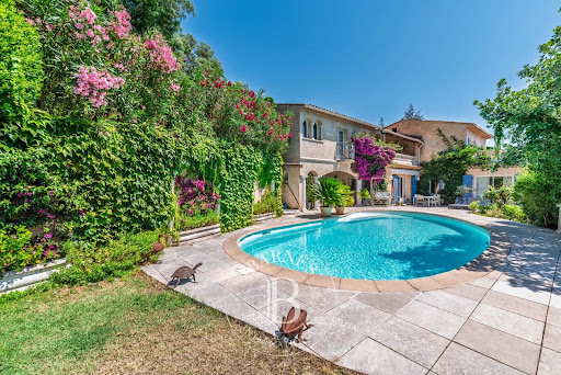 Villa with pool 3