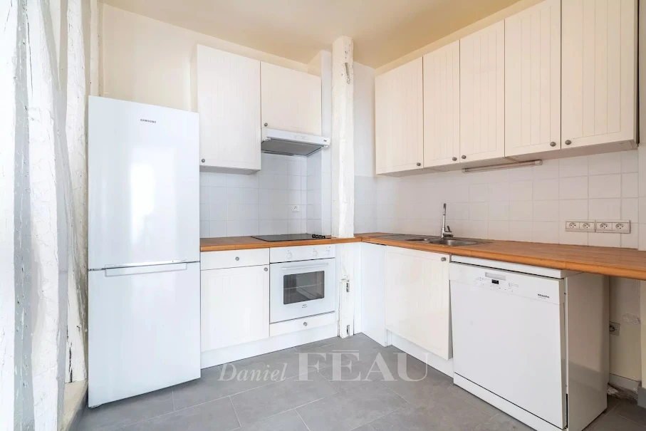 Cuisine équipée blanche simple - louer Appartement à Saint-Germain-en-Laye, 5 pièces, 3 chambres