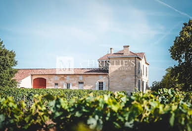 Vineyard with outbuildings 18