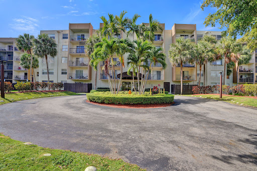Luxury apartment for sale in Miami (United States) - Apartment building with palm trees