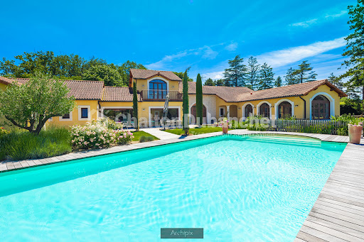 Propriété avec piscine 1