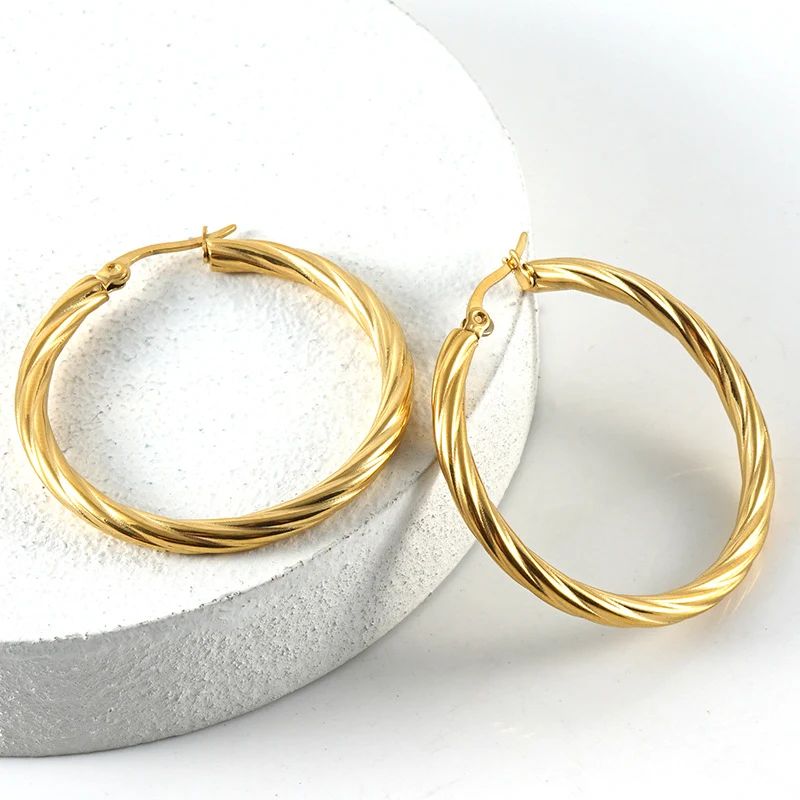 Brincos redondos de aço inoxidável 18K listrados, fivela redonda de aço titânio, moda versátil, para combinar com tudo e arrasar.