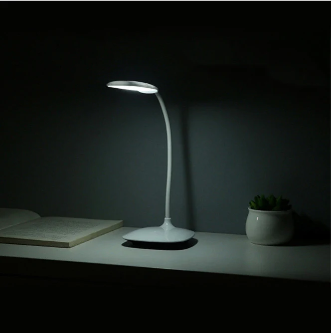 LED stona lampa sa jednostavnim punjenjem. Efikasno osvetljenje za vaš radni prostor. Moderan dizajn sa praktičnim punjenjem uređaja.