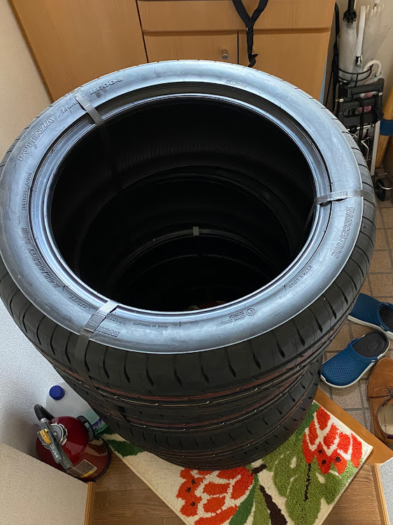 スカイライン GT-Rのタイヤ交換・ポテンザRE004・ブリヂストン・ポテンザに関するカスタム事例の投稿画像2枚目