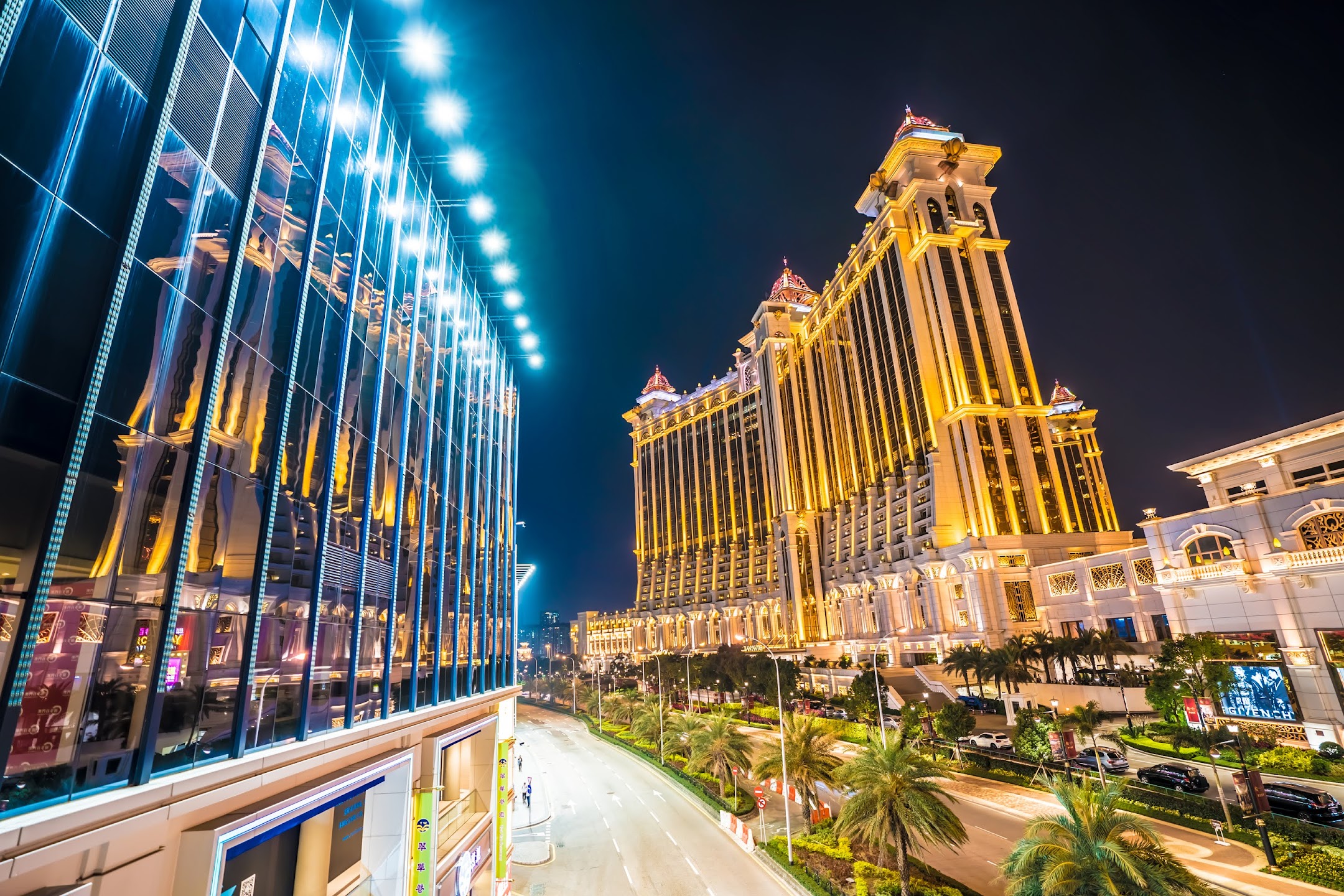 Macau, China - 8 De Dezembro De 2016: Vista Em Perspectiva Do Hotel Galaxy  Macau Casino À Noite, Cotai Strip, A Popular Rua Dos Cassinos Que Atrai  Anualmente Mais De 25 Milhões