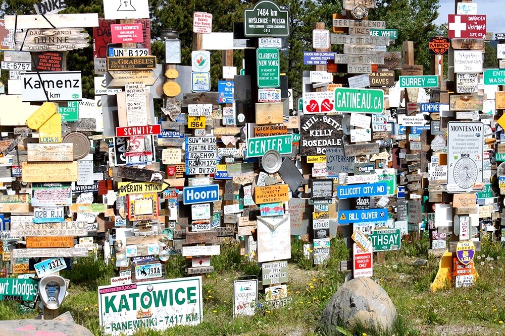 Sign Post Forest, a floresta de placas no Canadá