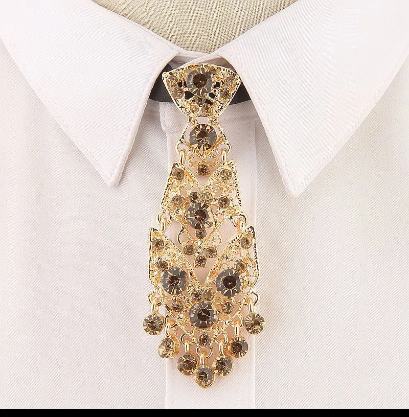 Laço de metal para cadeiras de casamento com diamantes, adicionando glamour e sofisticação à decoração da sua cerimônia nupcial.