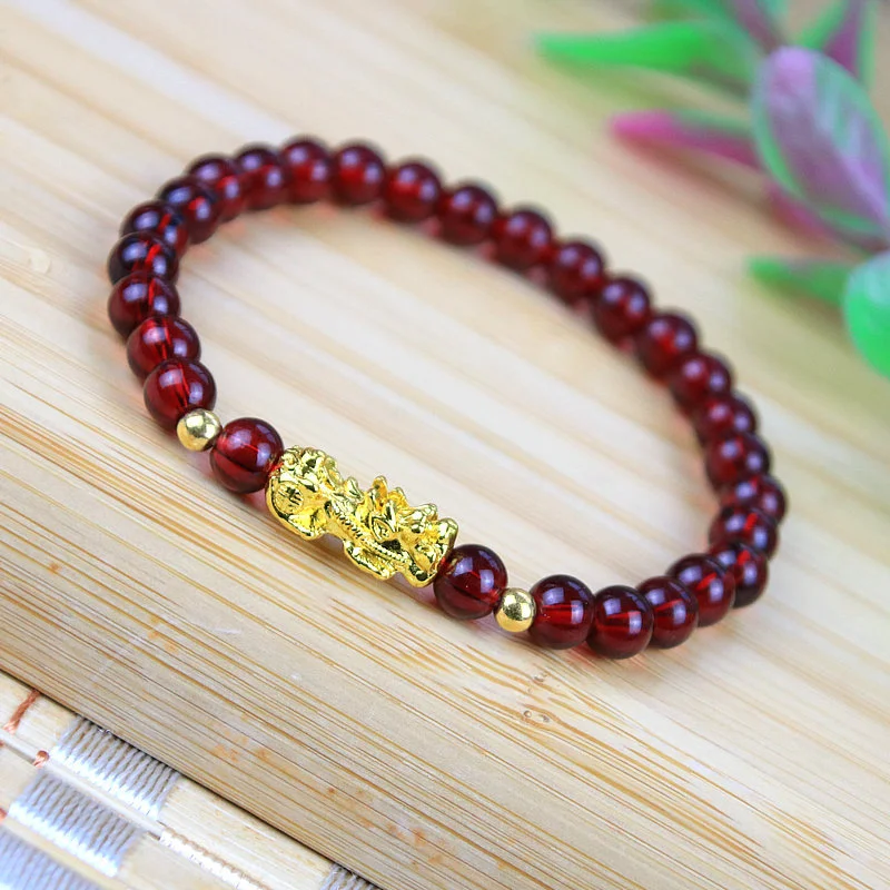 Bracelet de présentation en cuir plaqué or obsidienne pour hommes et femmes. Mettez en valeur vos montres et bijoux avec élégance et raffinement.