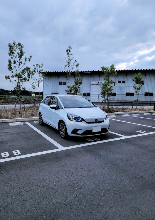 フィットのロジプレイスD川越・自宅の駐車場に関するカスタム事例の投稿画像1枚目