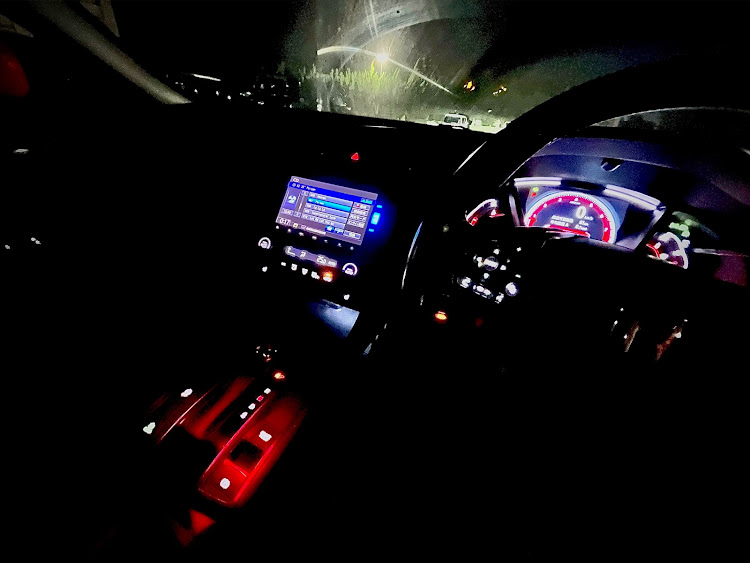 シビック(欧州HB)のFK7・夜の車内空間・月コラボ・今夜もドライブに関するカスタム事例の投稿画像2枚目