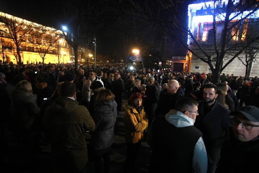 Opozicioni odbornici u Gornjem Milanovcu istakli na sednici transparente: Oslobodite decu