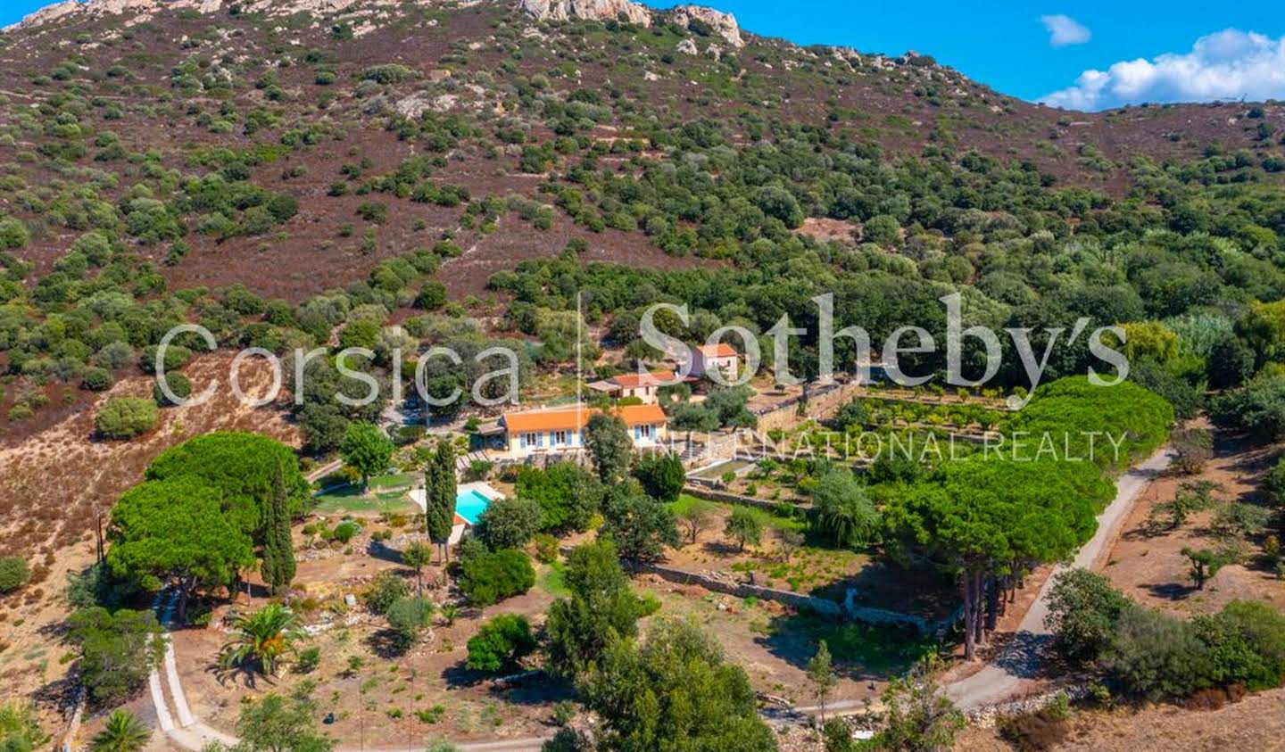 Maison avec piscine en bord de mer Lumio