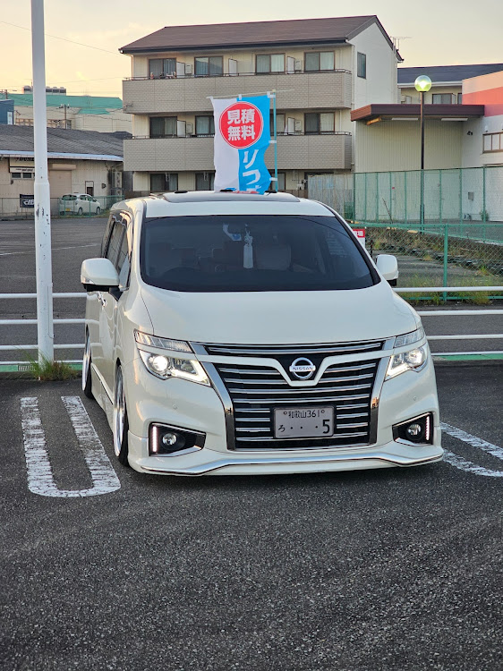 エルグランドのDIY・三連休最終日・車高調交換・HKSに関するカスタム事例の投稿画像1枚目