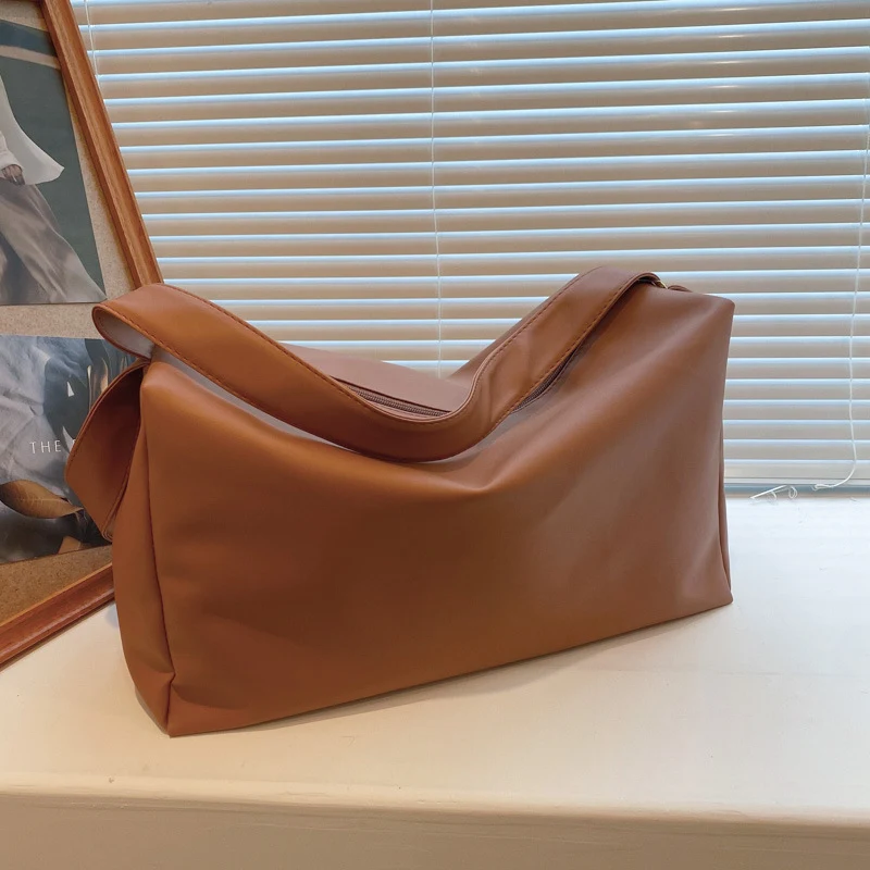 Zachte, modieuze damestas met grote capaciteit. Trendy en casual schoudertas voor vrouwen, ideaal voor dagelijks gebruik en veelzijdig.