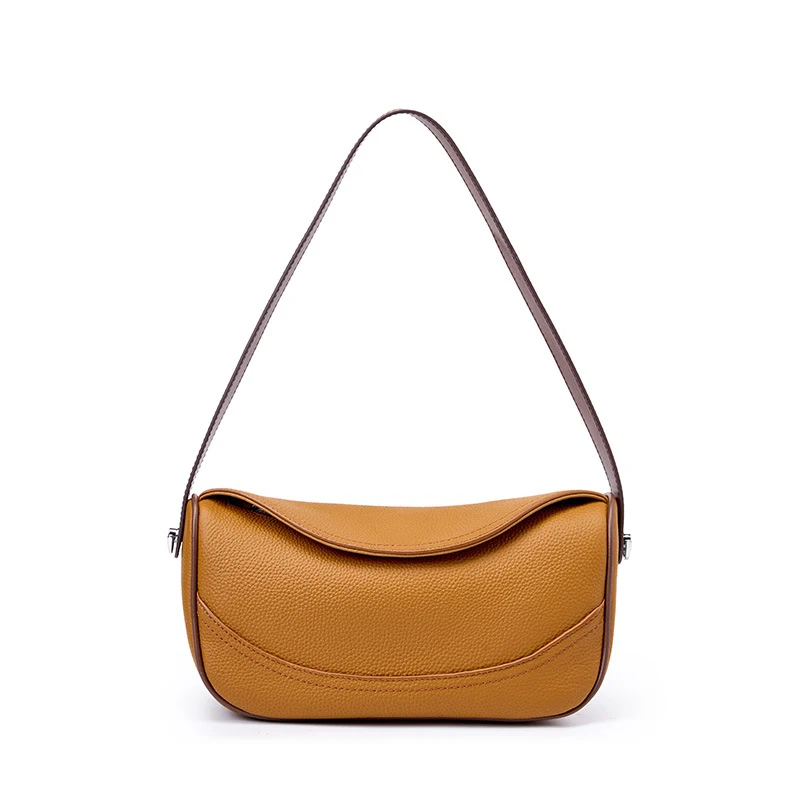 Bolsa feminina de ombro em couro bovino, primeira camada, alça larga, ideal para carregar seus pertences com conforto e elegância.