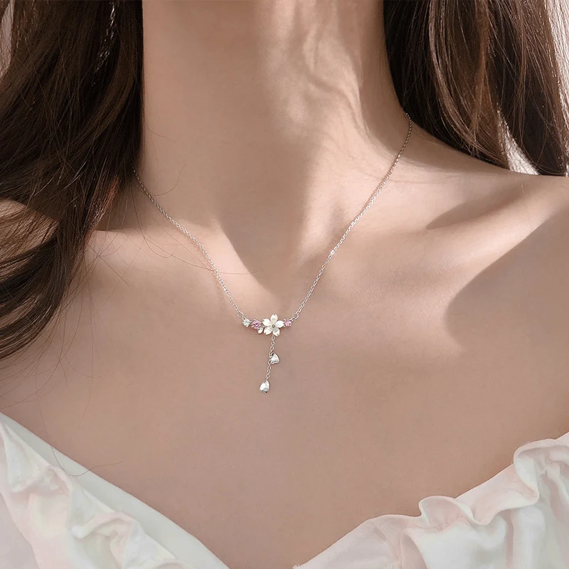 Collier de clavicule femme au design rétro et tempérament. Rehaussez votre style avec cette chaîne féminine, parfaite pour un look élégant et intemporel.