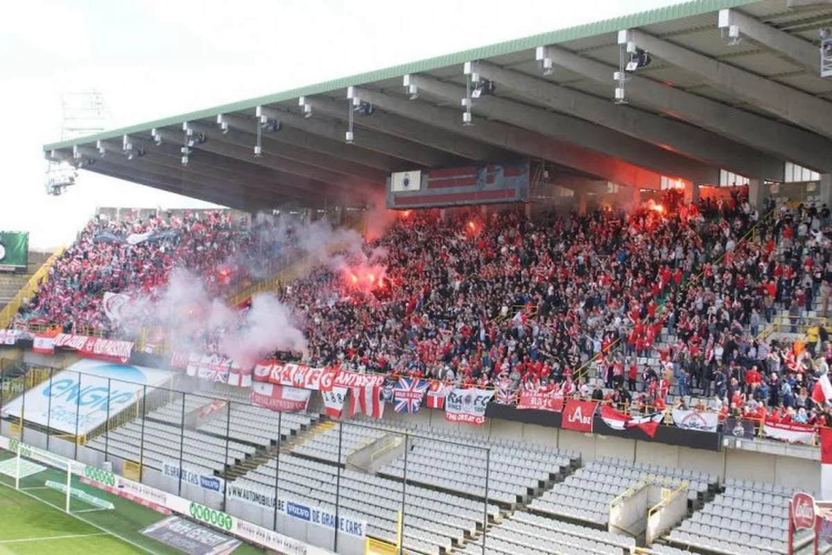 Enkele Antwerp-fans lieten zich van hun slechtste kant zien en gooiden vuurpijlen... Richting Cercle-supporters