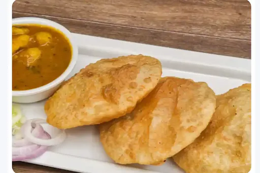 4 Puri With Sabzi