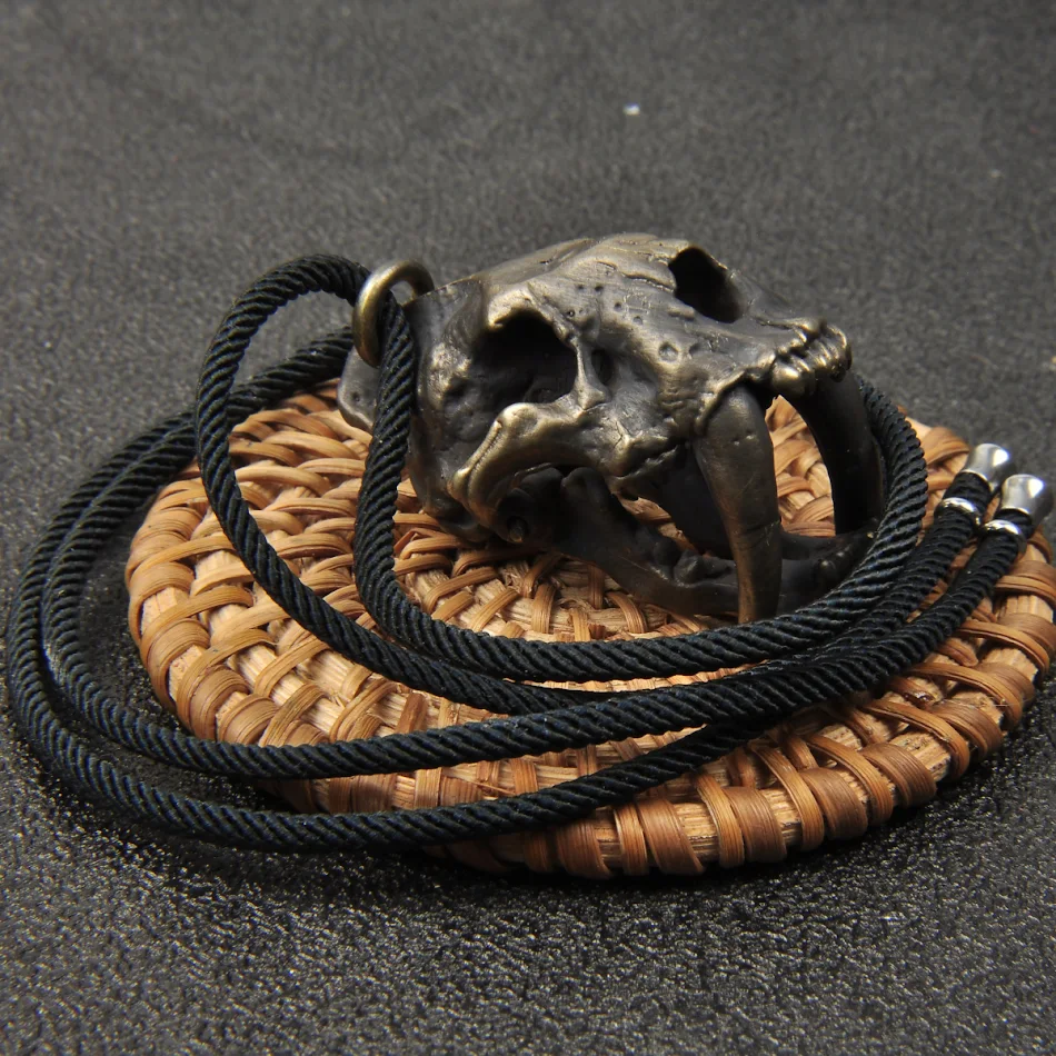 Vintage messing sabeltandtijger schedel hanger ketting — Een opvallende ketting die je outfit een unieke uitstraling geeft.